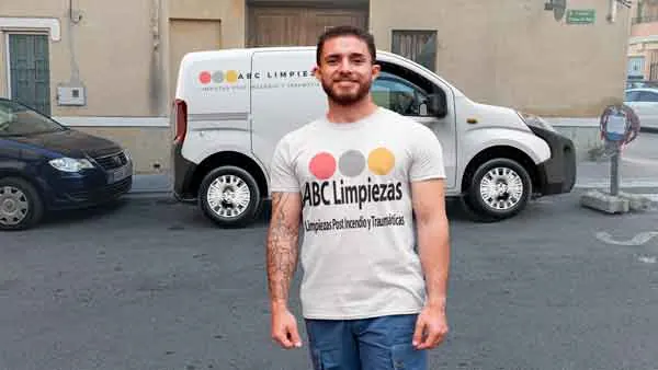 Equipo técnico de ABC Limpiezas con furgoneta de trabajo