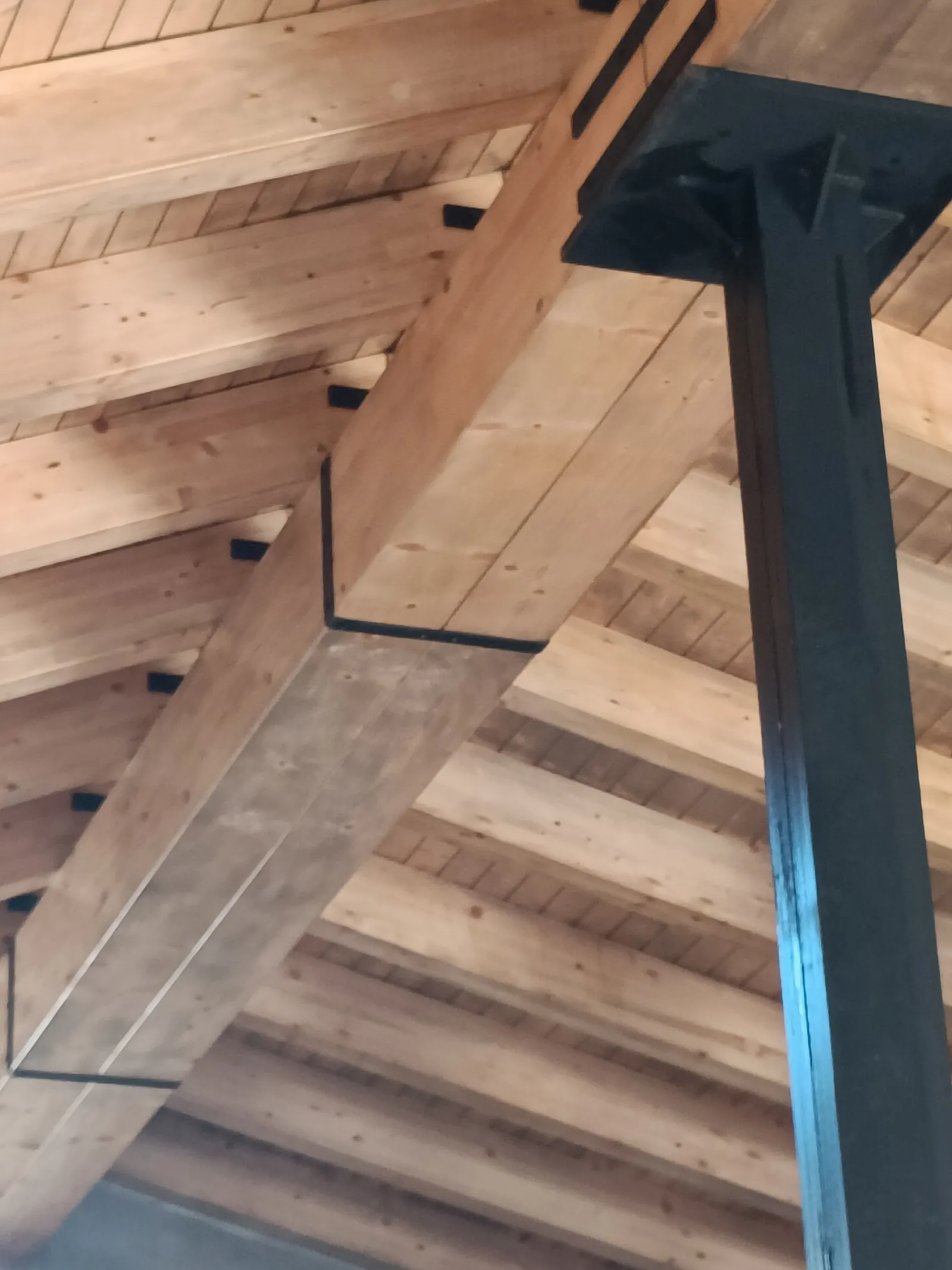 Detalle de vigas de madera limpias y recuperadas tras la limpieza de un incendio